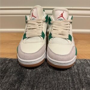 Jordan 4 sb pine green size 8.5 men’s.